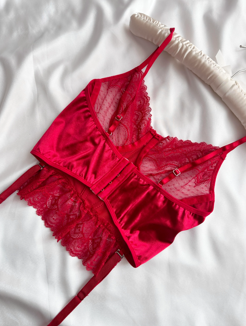 Fierre Red Garter Set